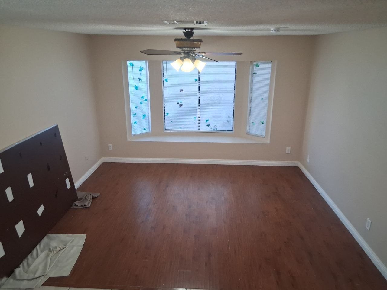 Living room with a new floor and a ceiling fan