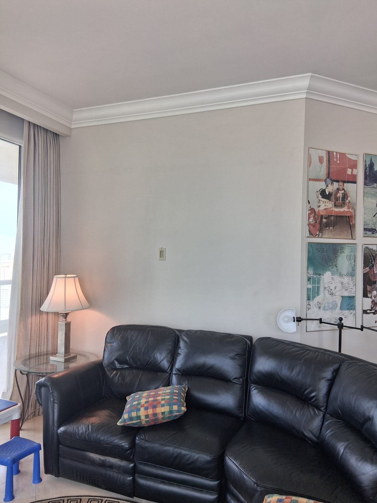 Living room with fresh walls and crown molding
